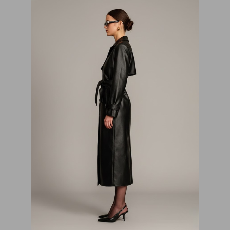 Czarny damski trencz ze sztucznej skóry – długa, wyrazista odzież wierzchnia