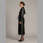 Schwarzer Damen-Trenchcoat aus Kunstleder – lange, auffällige Oberbekleidung