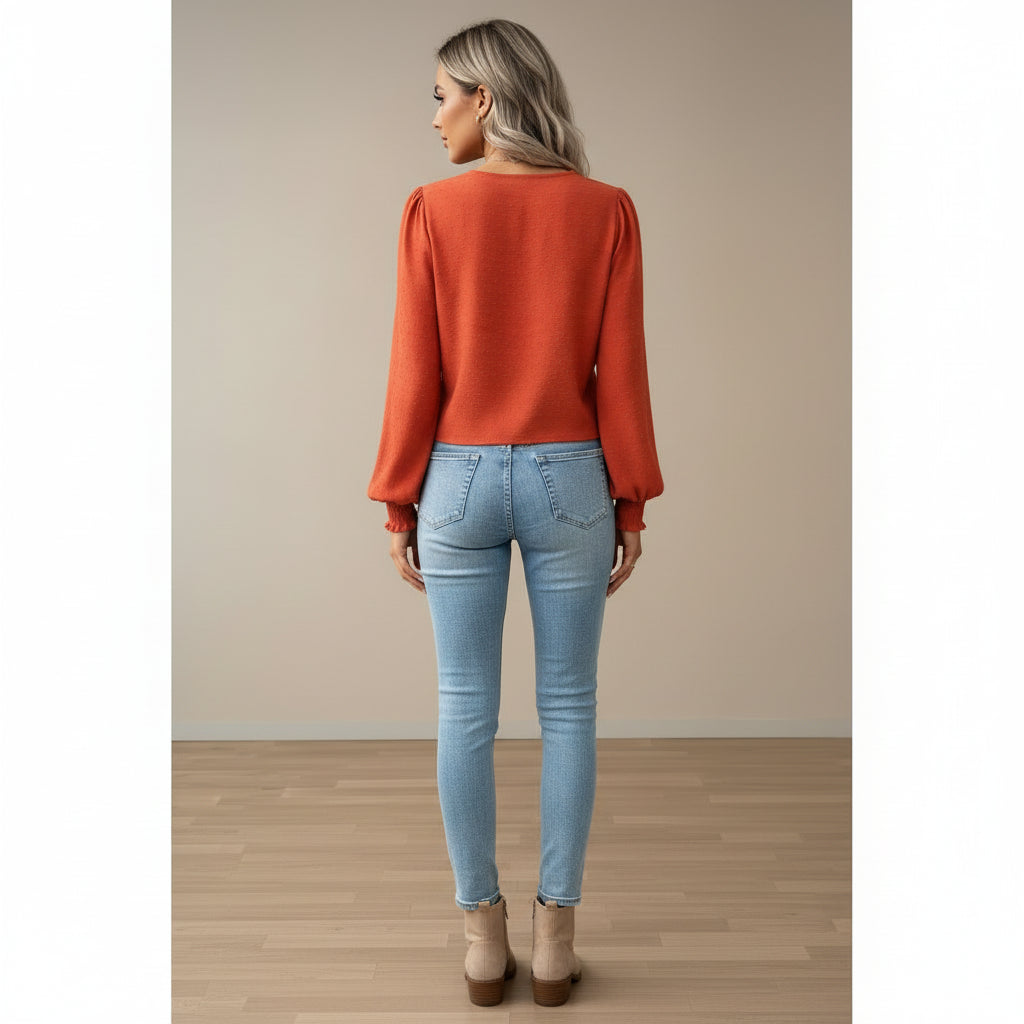 Bluzka damska z długim rękawem i dekoltem w serek – wzór w groszki z falbanką na mankietach