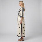 Luźna sukienka kaftan z paskiem – lekki letni styl dla kobiet