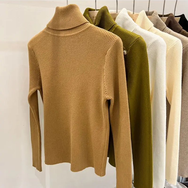 Aldona | Damski dzianinowy sweter z golfem – elegancka zimowa bluzka z ozdobnymi guzikami