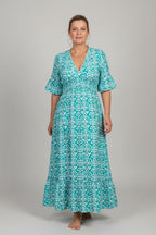 Sukienka maxi w kwiaty w stylu boho – zwiewny letni styl z dekoltem w serek i swobodną plażową elegancją