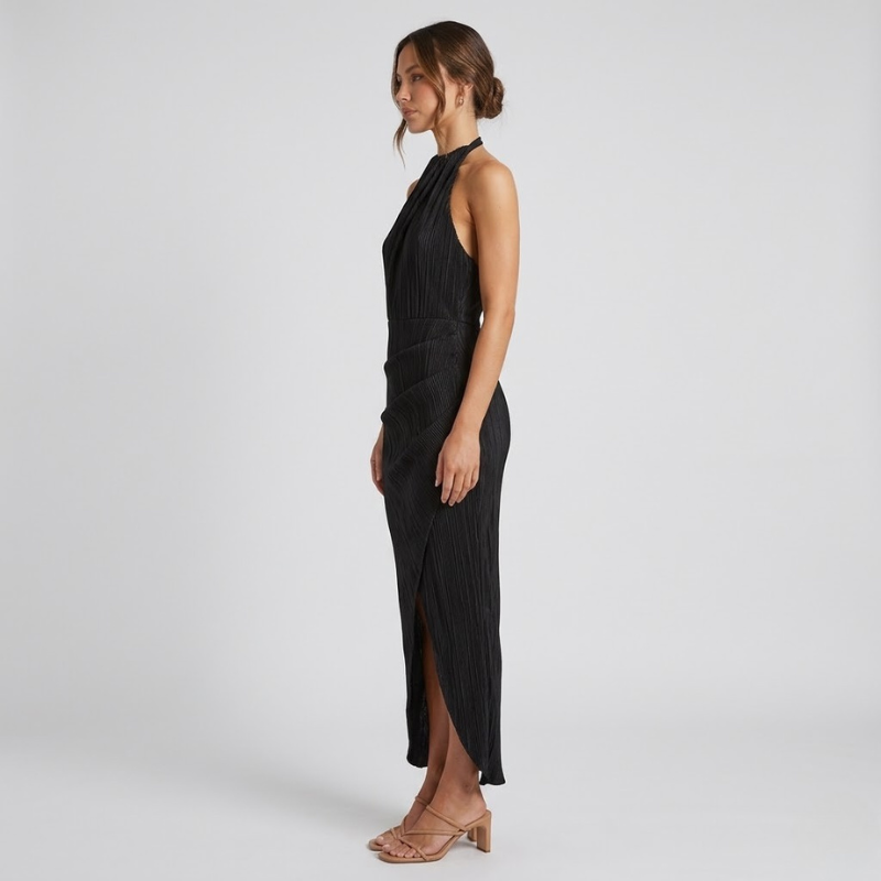 Elegancka sukienka z dekoltem halter – zwiewna i wygodna, kobieca elegancja na co dzień