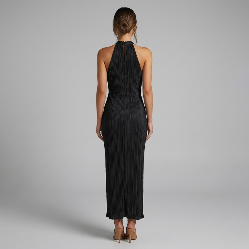 Elegancka sukienka z dekoltem halter – zwiewna i wygodna, kobieca elegancja na co dzień