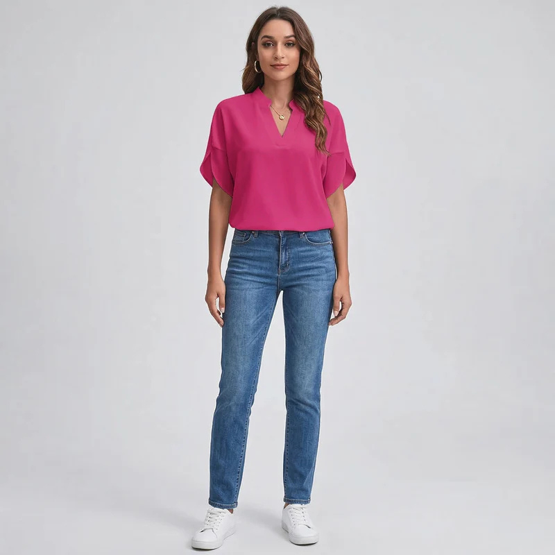 Bluzka damska z krótkim rękawem i luźnym krojem, zwiewna i z dekoltem w serek, letnia