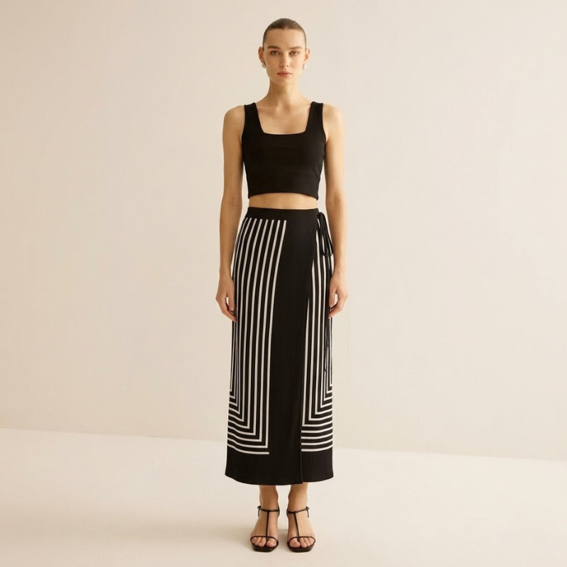 Elegancka, prążkowana, elastyczna spódnica maxi dla kobiet – elegancki i wygodny, niezbędny element letniej mody