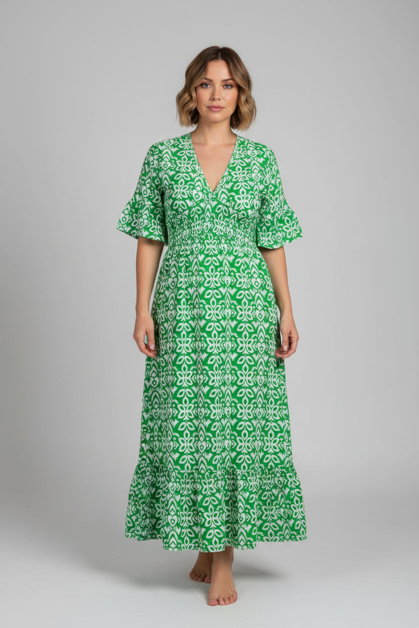 Sukienka maxi w kwiaty w stylu boho – zwiewny letni styl z dekoltem w serek i swobodną plażową elegancją
