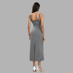 Elegancka plisowana sukienka midi o dopasowanym kroju – wyprofilowany damski look wieczorowy