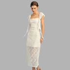 Elegantes Midikleid mit Textur – romantisches Damenoutfit mit Spitze und Rüschen