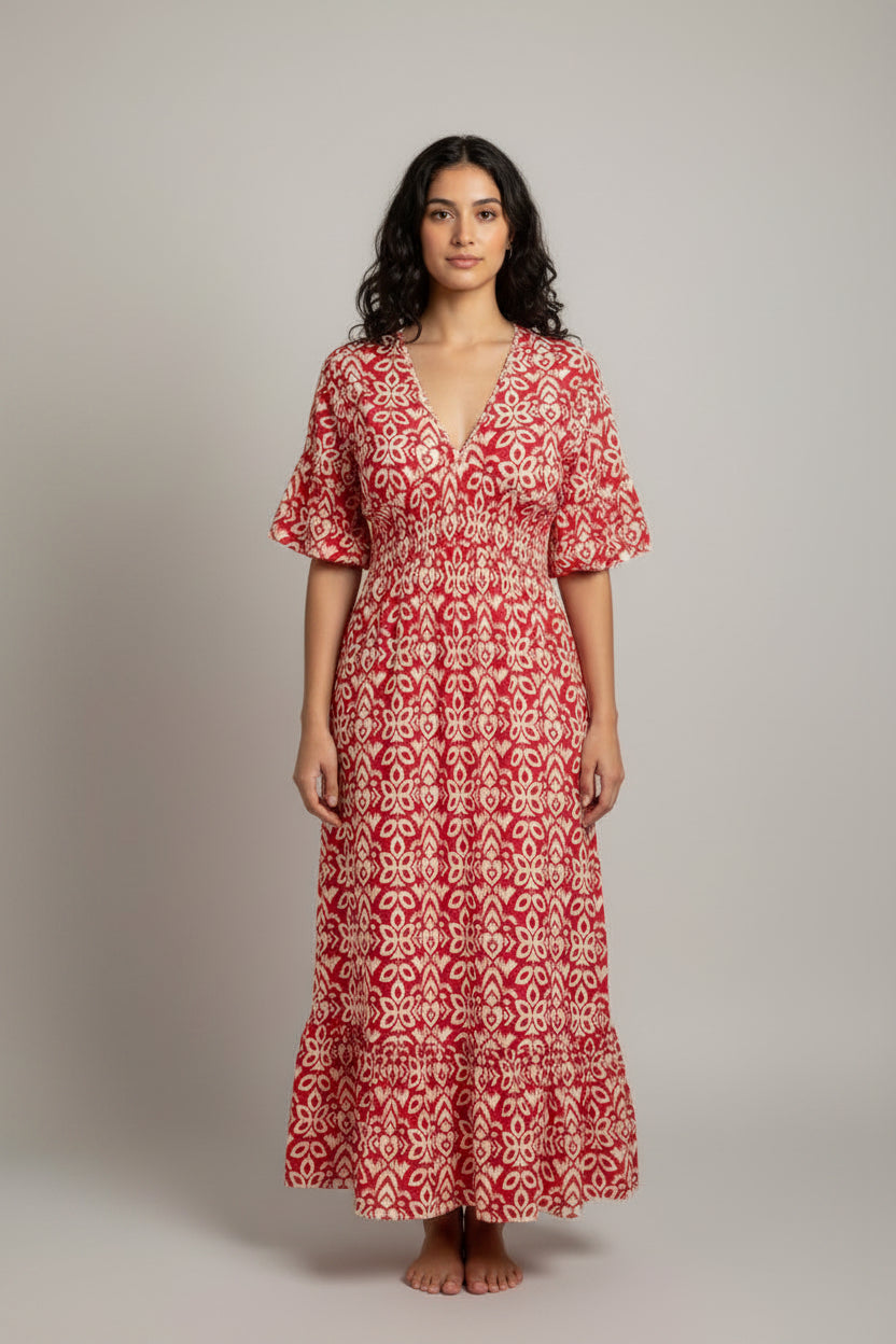 Sukienka maxi w kwiaty w stylu boho – zwiewny letni styl z dekoltem w serek i swobodną plażową elegancją