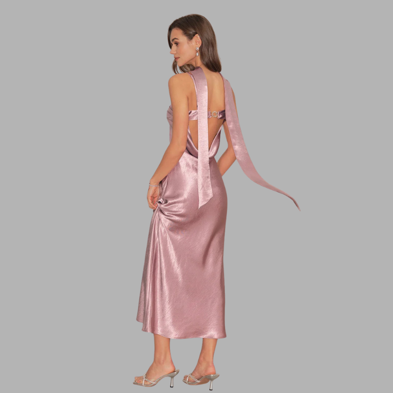 Elegantes Maxikleid – luxuriöser Materialmix, der die weibliche Silhouette betont