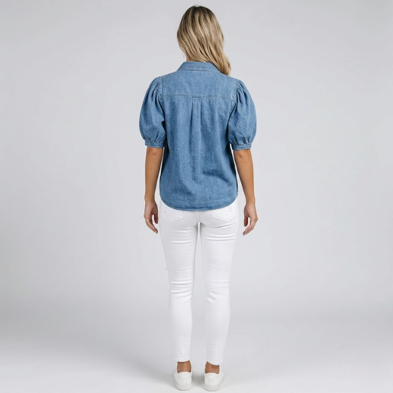 Bluzka damska z jeansu w stylu vintage – swobodna, z krótkim rękawem i zapięciem na guziki, niezbędny element garderoby