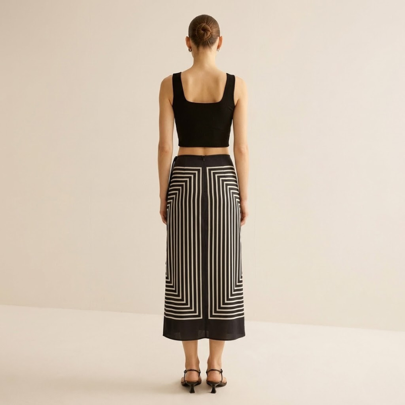 Elegancka, prążkowana, elastyczna spódnica maxi dla kobiet – elegancki i wygodny, niezbędny element letniej mody