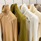 Aldona | Damski dzianinowy sweter z golfem – elegancka zimowa bluzka z ozdobnymi guzikami
