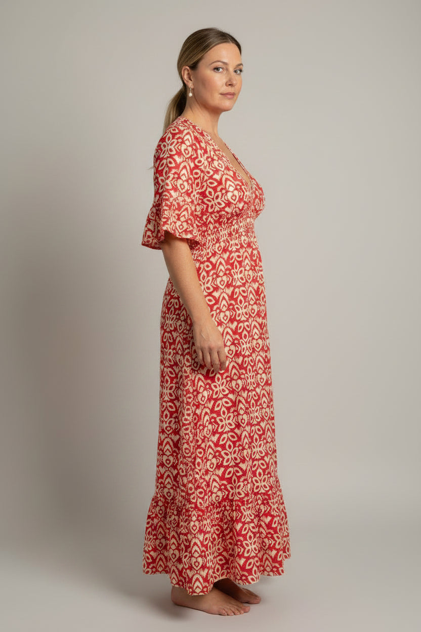 Sukienka maxi w kwiaty w stylu boho – zwiewny letni styl z dekoltem w serek i swobodną plażową elegancją