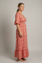 Sukienka maxi w kwiaty w stylu boho – zwiewny letni styl z dekoltem w serek i swobodną plażową elegancją