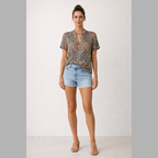 Modisches Crop-Top mit Puffärmeln – eine feminine Bluse mit markantem Muster für lässige Eleganz