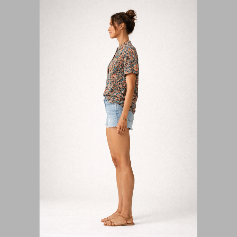 Fashionable Short Top with Puffy Sleeves – Women's Blouse with a Striking Pattern for Effortless Elegance