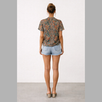 Modisches Crop-Top mit Puffärmeln – eine feminine Bluse mit markantem Muster für lässige Eleganz