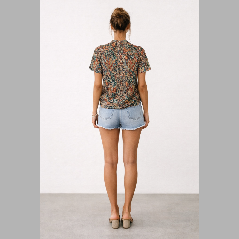Fashionable Short Top with Puffy Sleeves – Women's Blouse with a Striking Pattern for Effortless Elegance