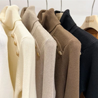 Aldona | Damski dzianinowy sweter z golfem – elegancka zimowa bluzka z ozdobnymi guzikami