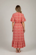 Sukienka maxi w kwiaty w stylu boho – zwiewny letni styl z dekoltem w serek i swobodną plażową elegancją