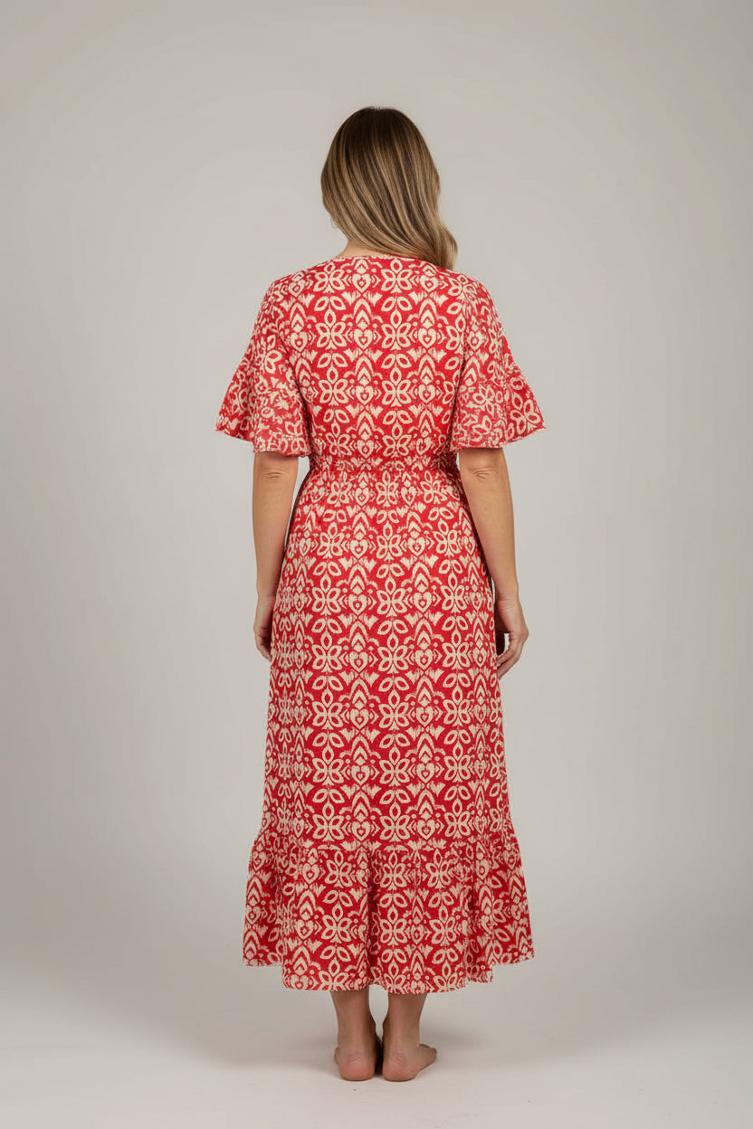 Sukienka maxi w kwiaty w stylu boho – zwiewny letni styl z dekoltem w serek i swobodną plażową elegancją