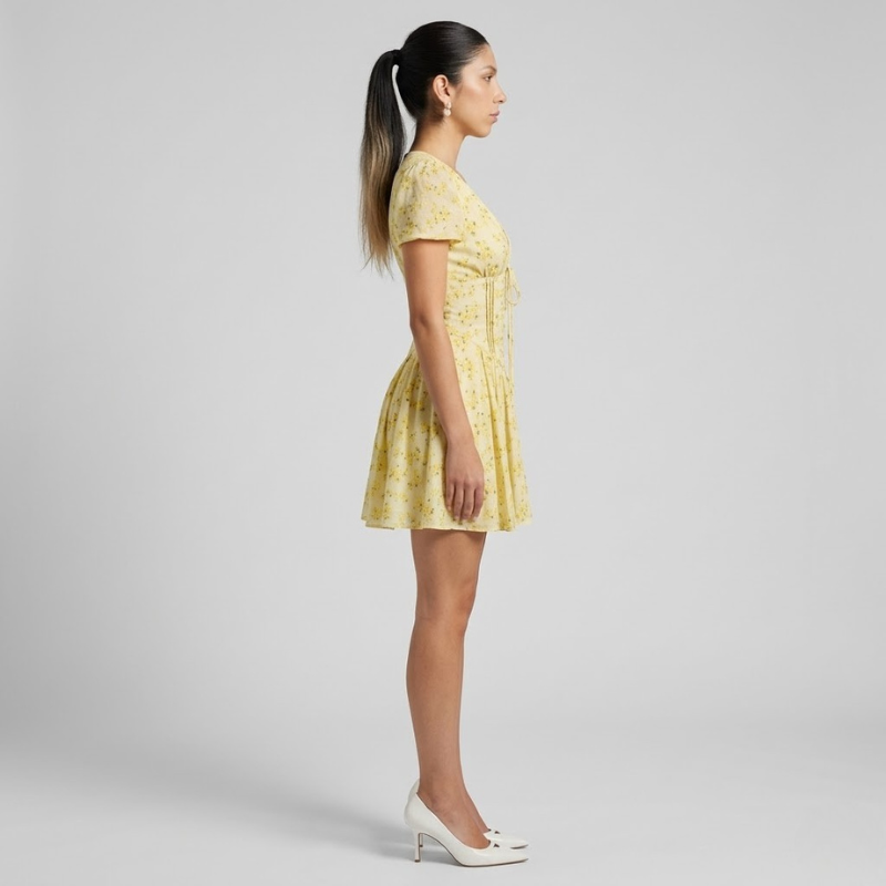 Letnia mini sukienka z kwiatowym dekoltem w serek – świeży, lekki damski, swobodny strój na święta