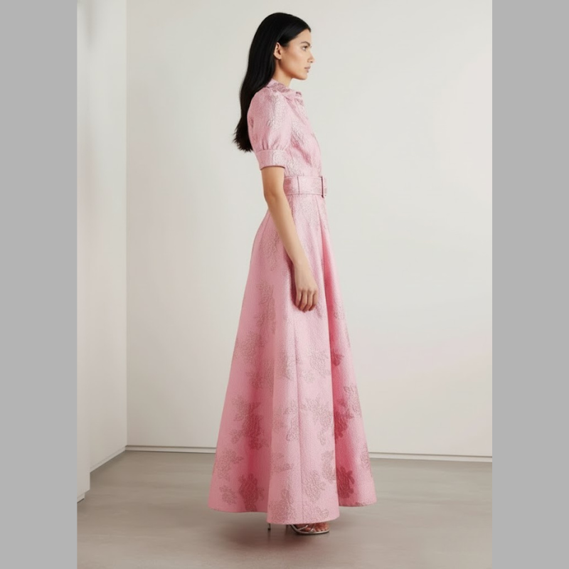 Elegant maxi dress with a waist belt – an elegant silhouette for women