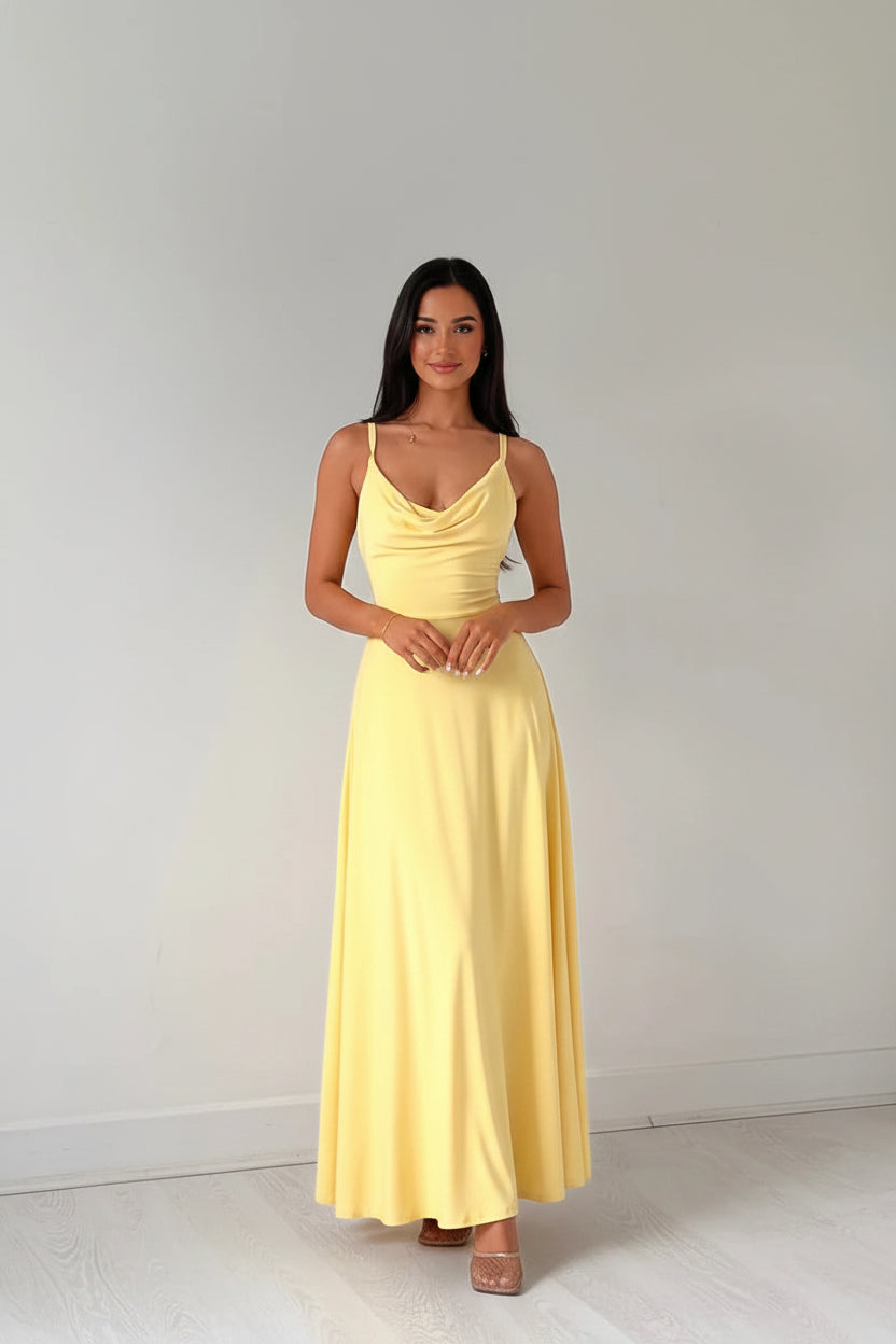 Elegancka, drapowana sukienka maxi – zwiewna, długa suknia