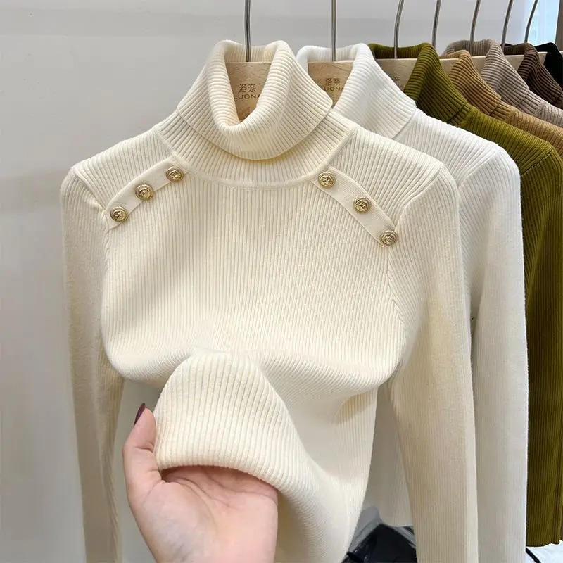 Aldona | Damski dzianinowy sweter z golfem – elegancka zimowa bluzka z ozdobnymi guzikami