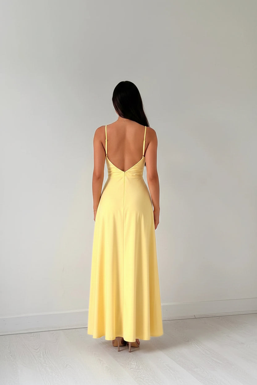 Elegancka, drapowana sukienka maxi – zwiewna, długa suknia