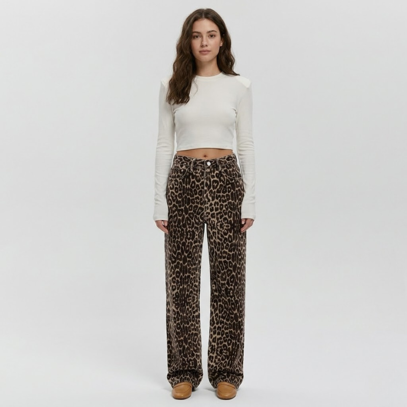 Jeansy z prostymi nogawkami i nadrukiem w panterkę – odważny, uliczny denim