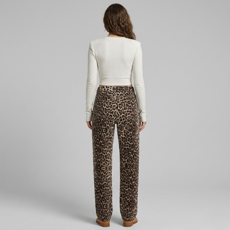 Jeansy z prostymi nogawkami i nadrukiem w panterkę – odważny, uliczny denim