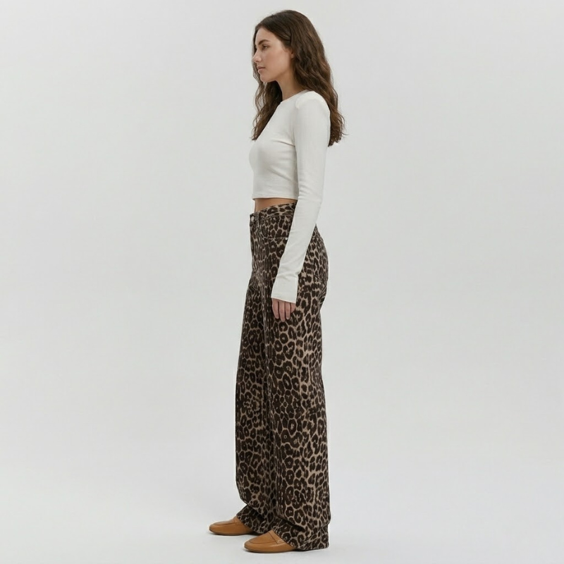 Jeansy z prostymi nogawkami i nadrukiem w panterkę – odważny, uliczny denim