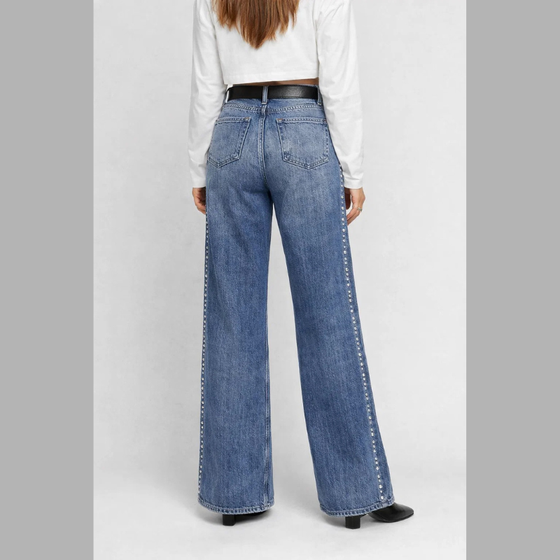 Jeansy damskie z szerokimi nogawkami i wyrazistymi ćwiekami z boku