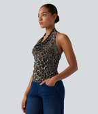 Odważny top z lamparcim dekoltem typu halter – elegancki dekolt typu lej