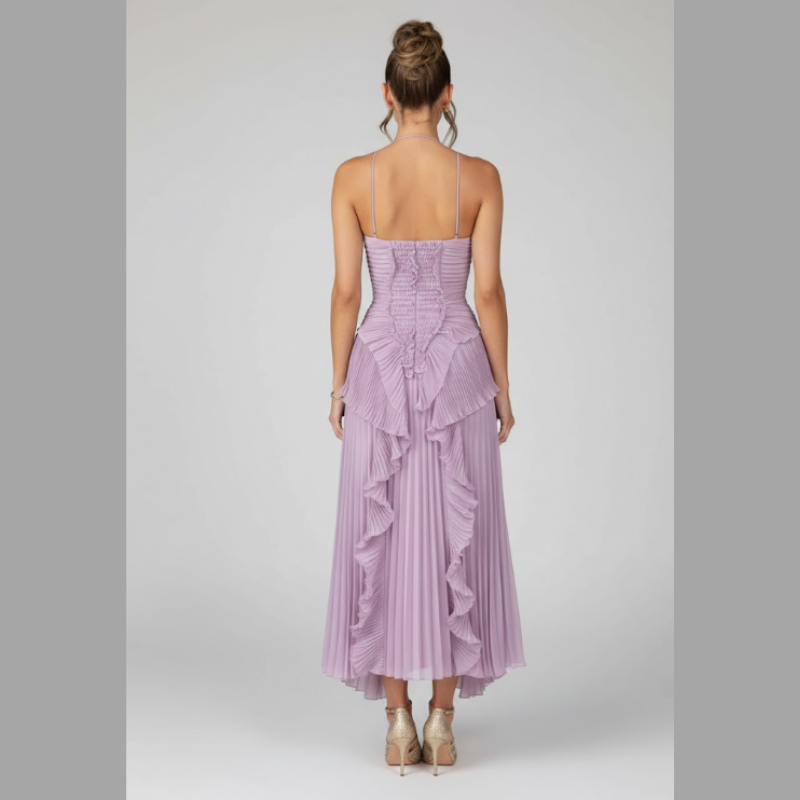 Ponadczasowa plisowana sukienka midi – damska sukienka z miękkim falbanką, która przyciąga wzrok