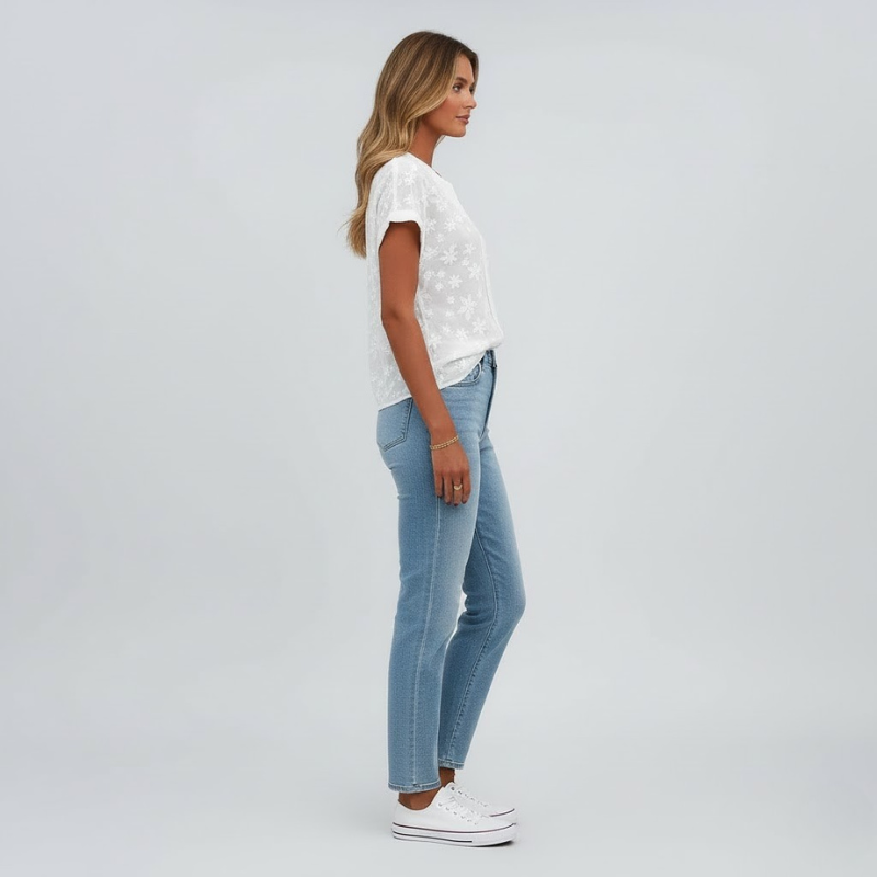 Szykowna damska bluzka z krótkim rękawem w kwiaty – lekki, codzienny styl