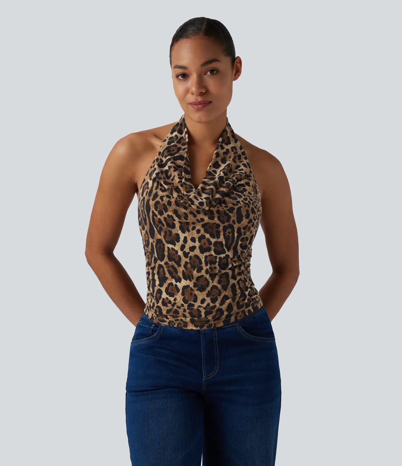 Odważny top z lamparcim dekoltem typu halter – elegancki dekolt typu lej