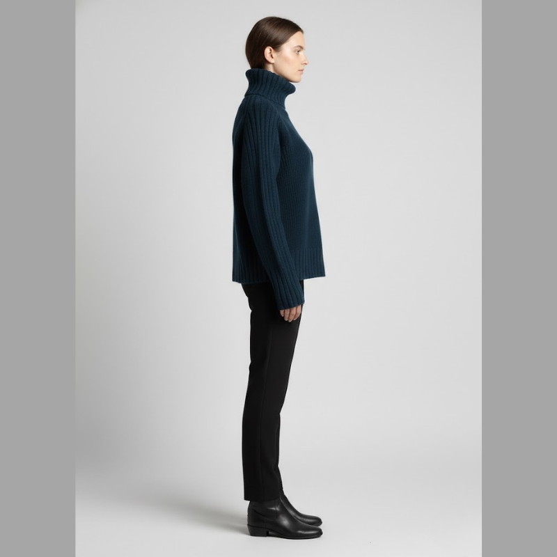 Lekki i przytulny sweter damski – klasyczny, swobodny styl