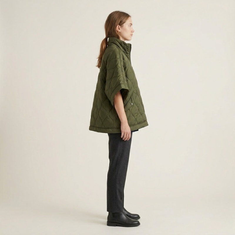 Luźna damska kurtka z krótkim rękawem – współczesny, luźny krój, wyrazista odzież wierzchnia