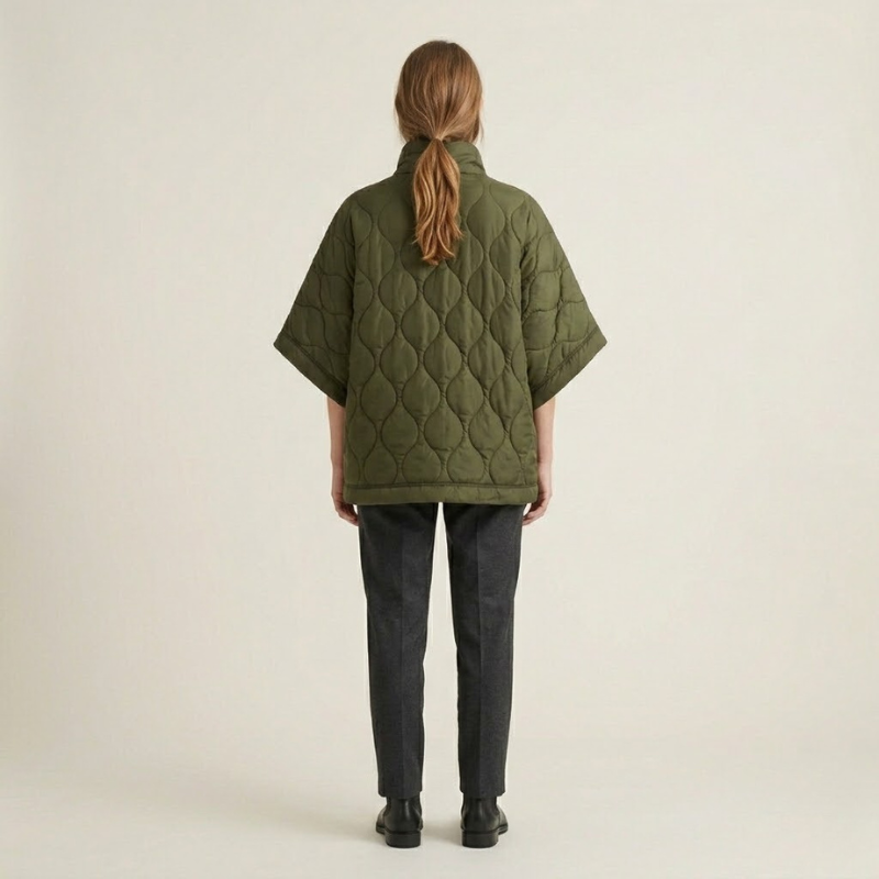 Luźna damska kurtka z krótkim rękawem – współczesny, luźny krój, wyrazista odzież wierzchnia