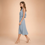 Elegancka sukienka midi z odkrytymi ramionami i wiązaniem typu halter dla kobiet – zwiewna sylwetka idealna na imprezy