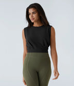 Sleeveless cropped fitness top with a round neckline and hair-repellent fabric