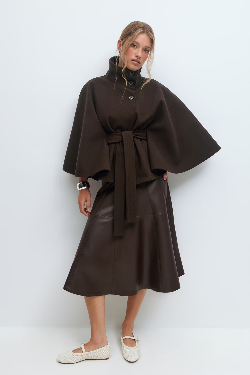 Loretta | Elegancka damska kurtka z paskiem – długi, dopasowany, lekki płaszcz