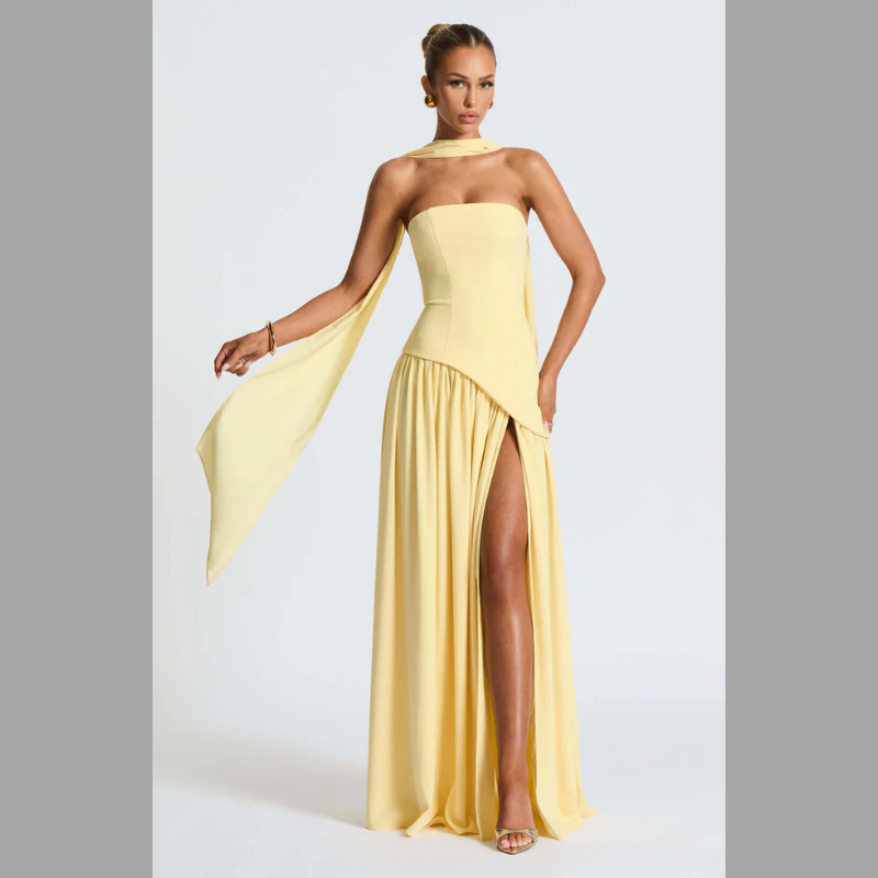 Elegancka wieczorowa suknia damska bez ramiączek – w komplecie szykowny szal