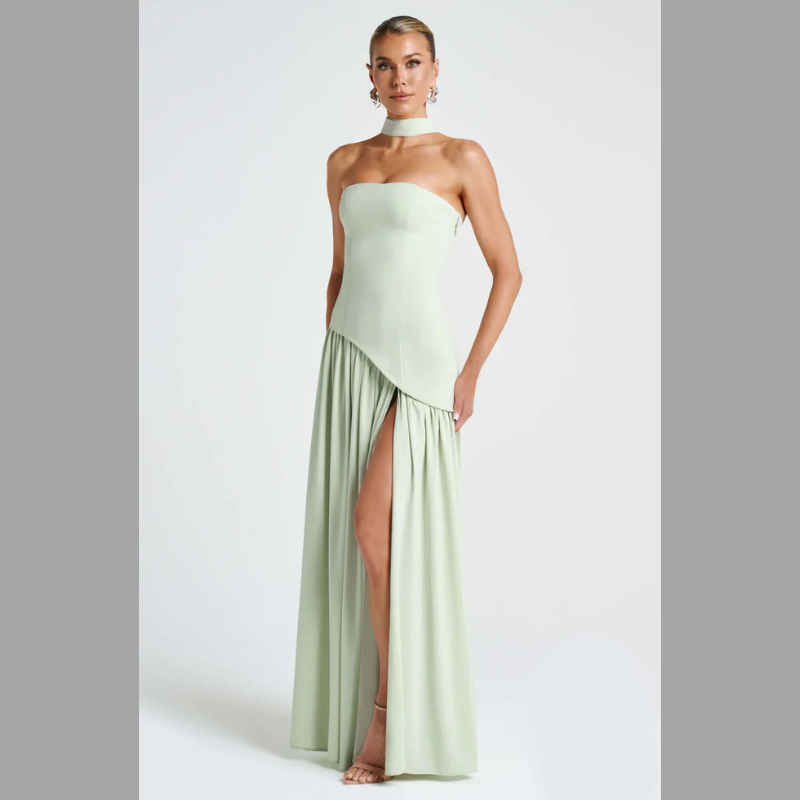 Elegancka wieczorowa suknia damska bez ramiączek – w komplecie szykowny szal