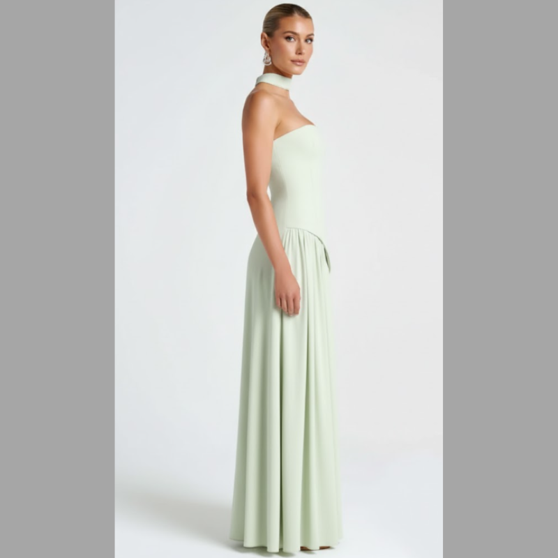 Elegancka wieczorowa suknia damska bez ramiączek – w komplecie szykowny szal