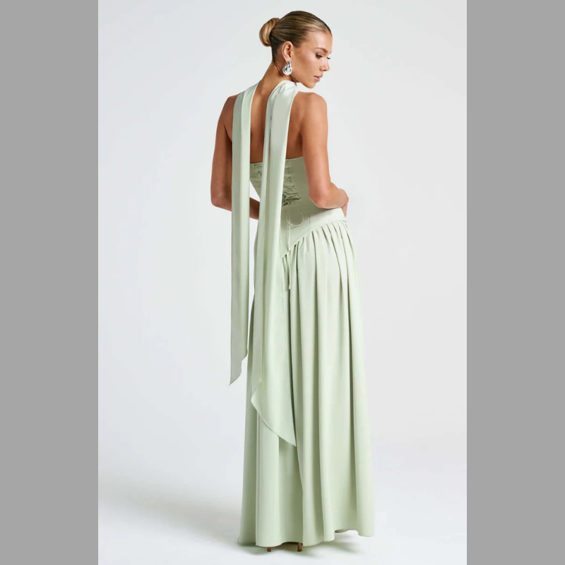 Elegancka wieczorowa suknia damska bez ramiączek – w komplecie szykowny szal